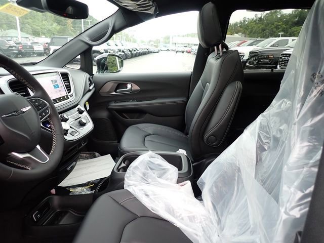 New 2026 Chrysler Pacifica Select image 12