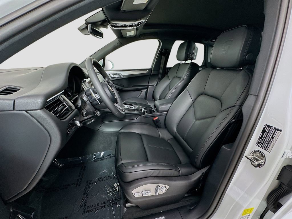 Certified 2026 Porsche Macan AWD/4WD image 5