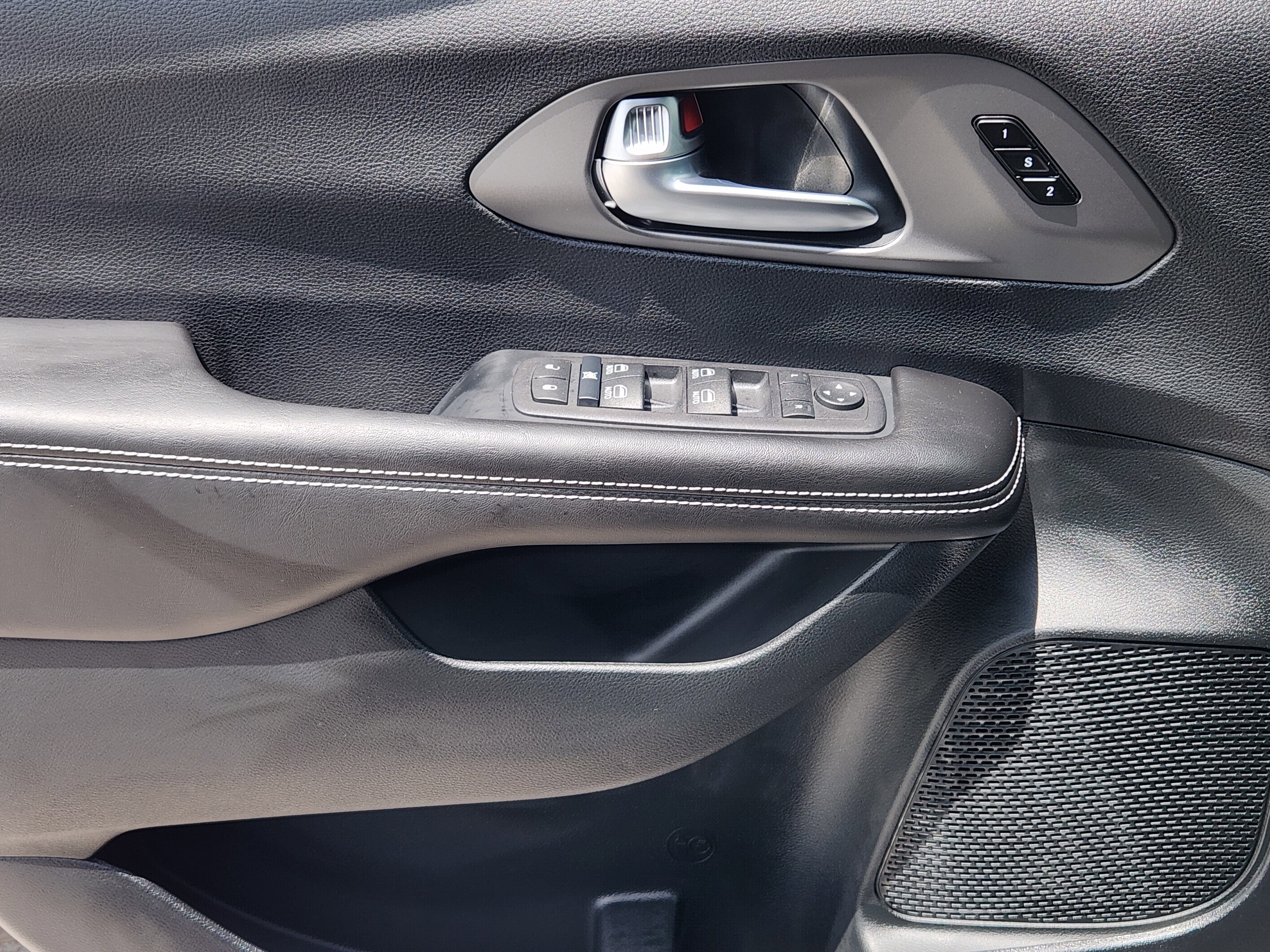New 2027 Chrysler Pacifica Select AWD/4WD image 17