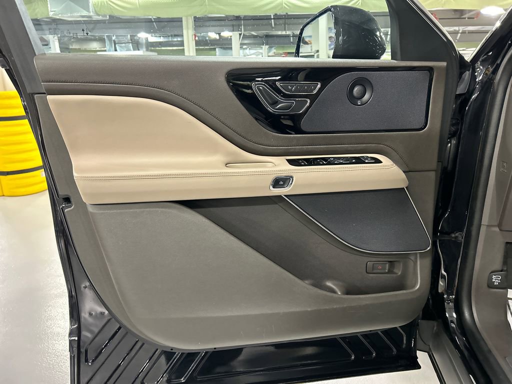 Used 2023 Lincoln Aviator Reserve w/ Jet Package AWD/4WD image 9