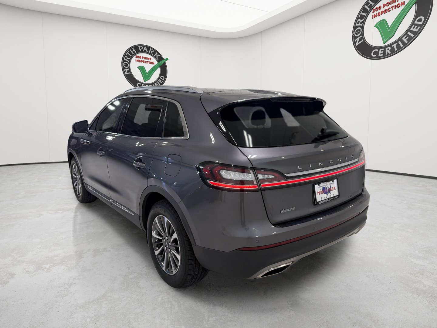 Used 2023 Lincoln Nautilus FWD w/ Premium Package image 3