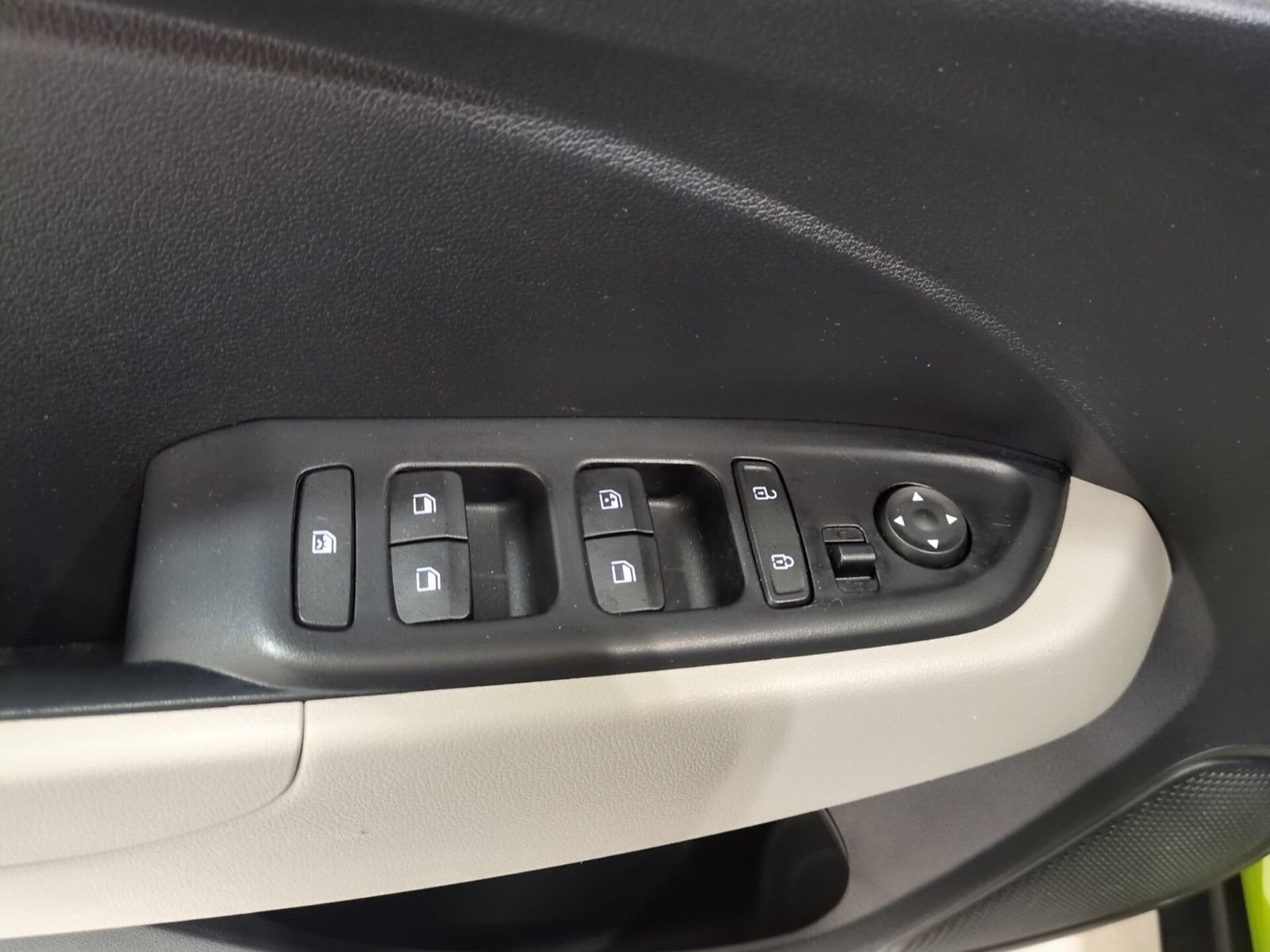 Certified 2023 Hyundai Venue SEL FWD image 17