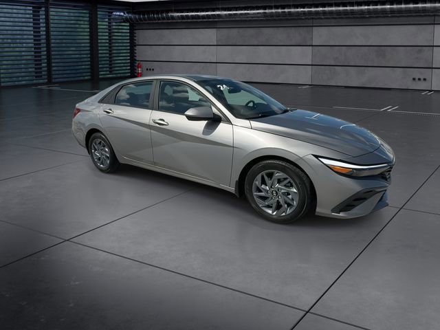 Used 2024 Hyundai Elantra SEL FWD image 2