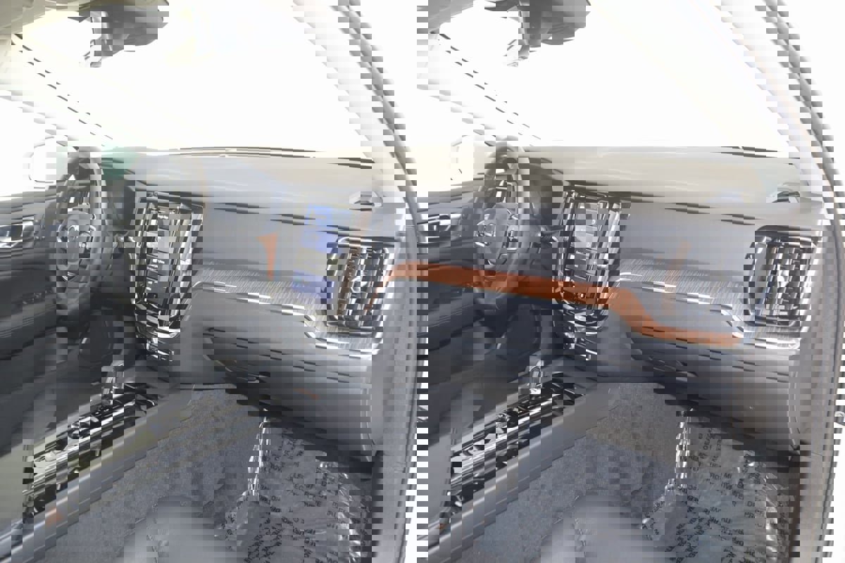 Used 2024 Volvo V60 B5 Cross Country Plus image 42