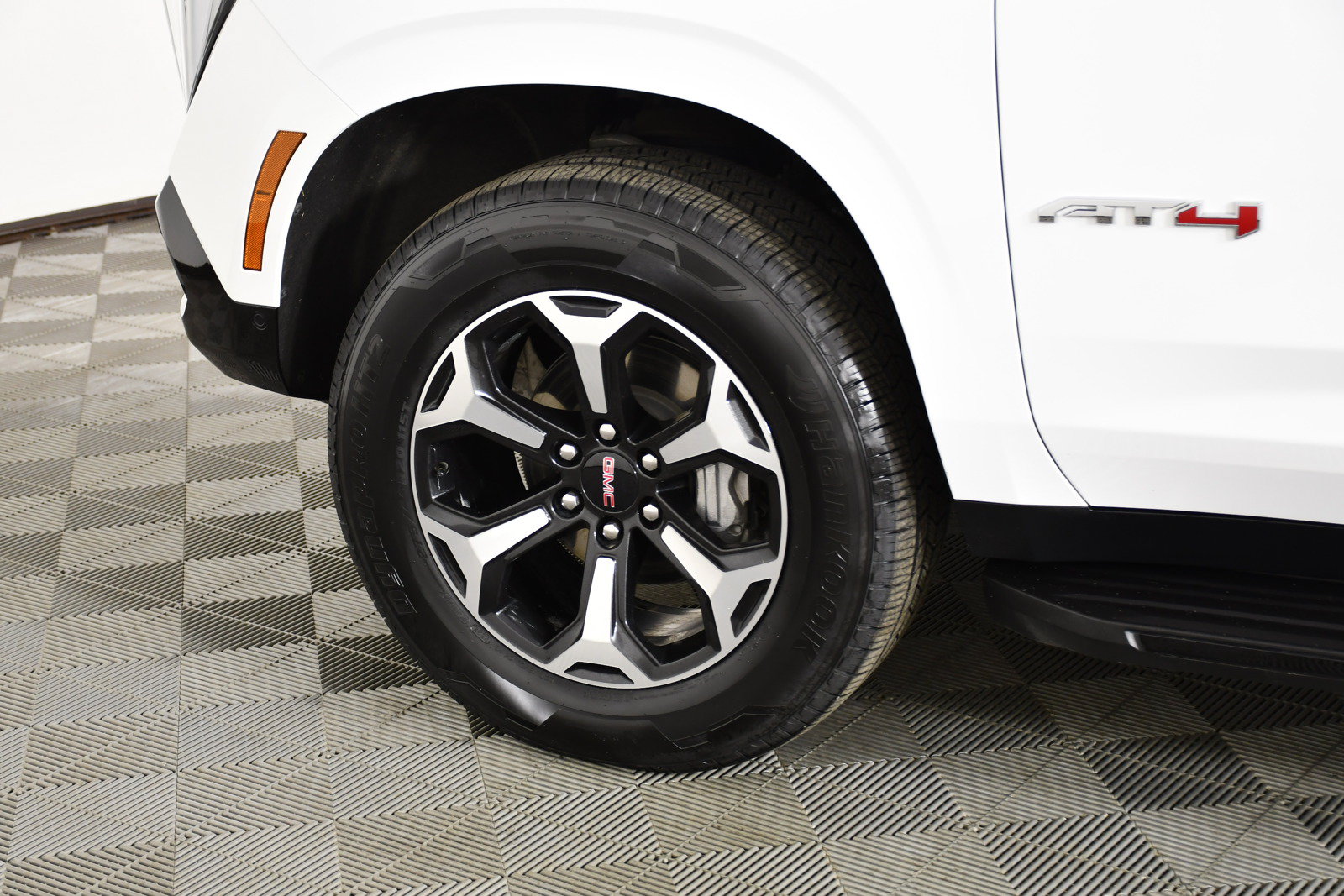 Used 2025 GMC Yukon AT4 AWD/4WD image 57