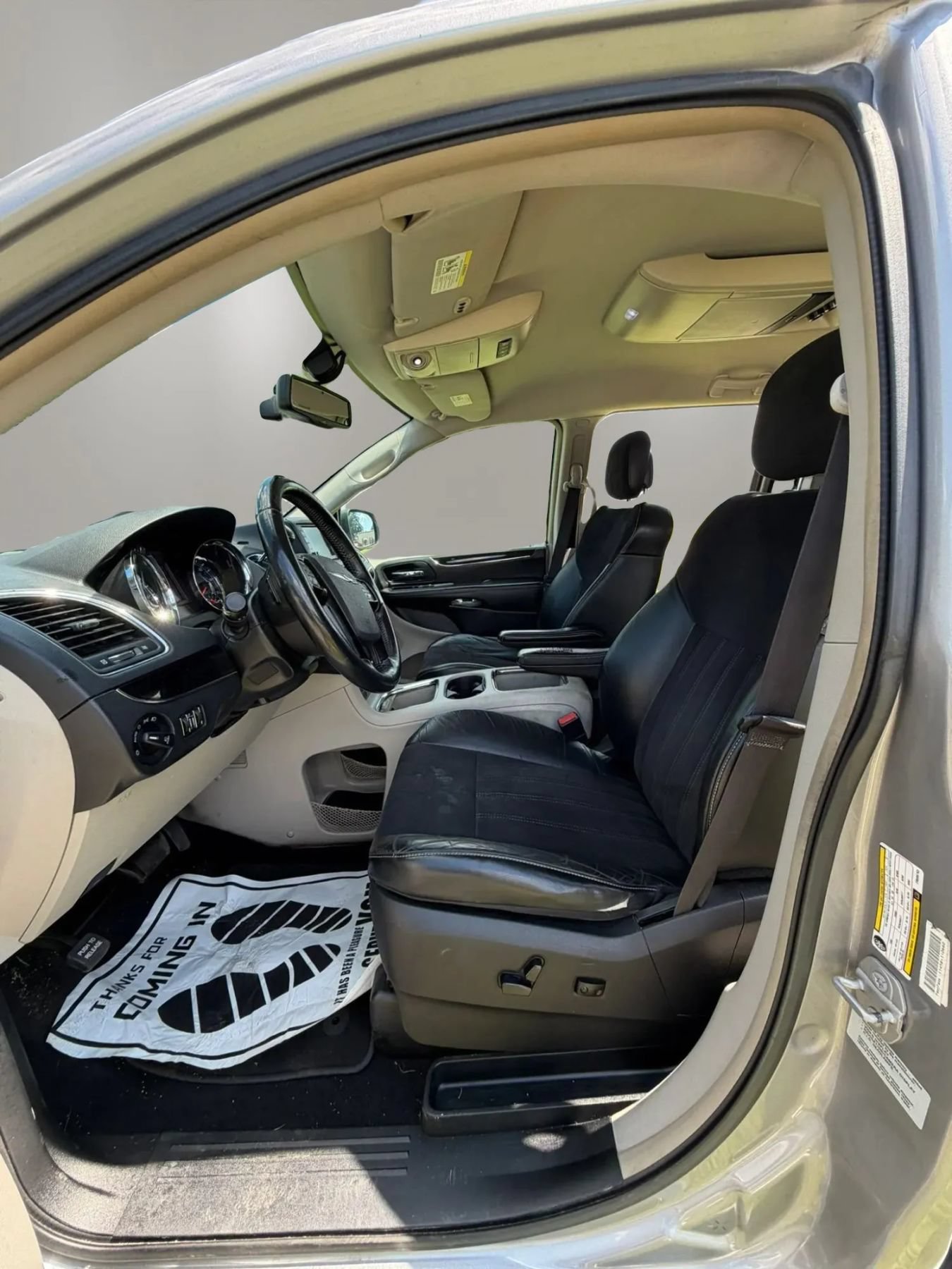 Used 2015 Chrysler Town & Country Limited FWD image 9