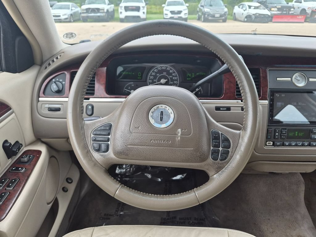 Used 2003 Lincoln Town Car Executive RWD image 15