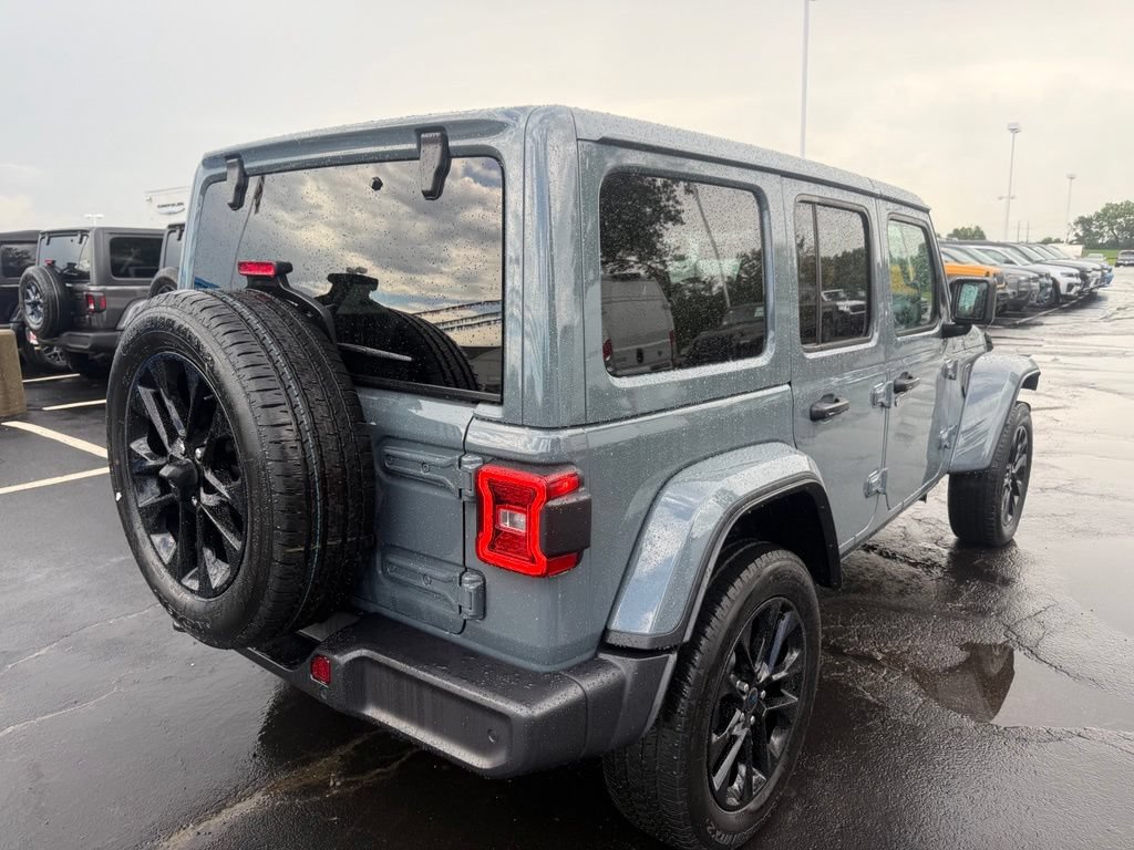 Used 2025 Jeep Wrangler Unlimited Sahara w/ Safety Group AWD/4WD image 3