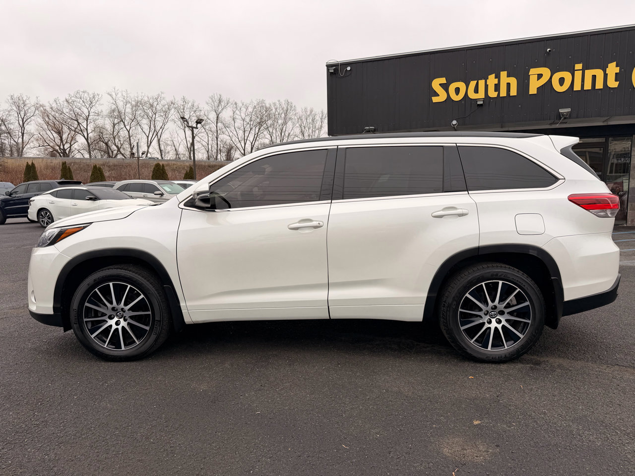 Used 2017 Toyota Highlander SE w/ Carpet Mat Package image 8