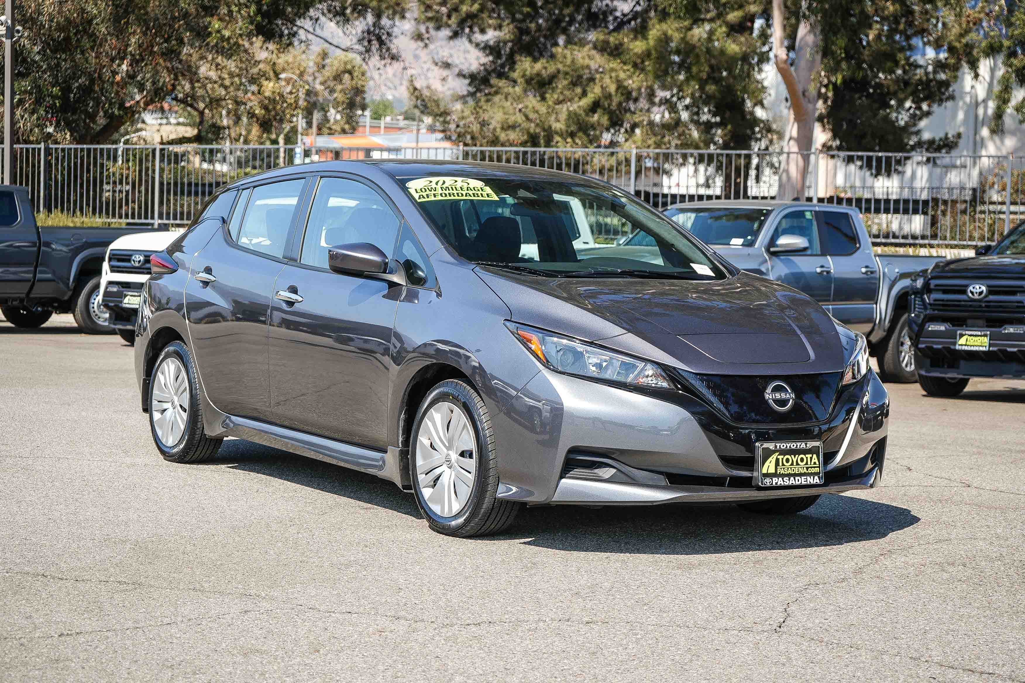 Used 2025 Nissan Leaf S FWD image 3