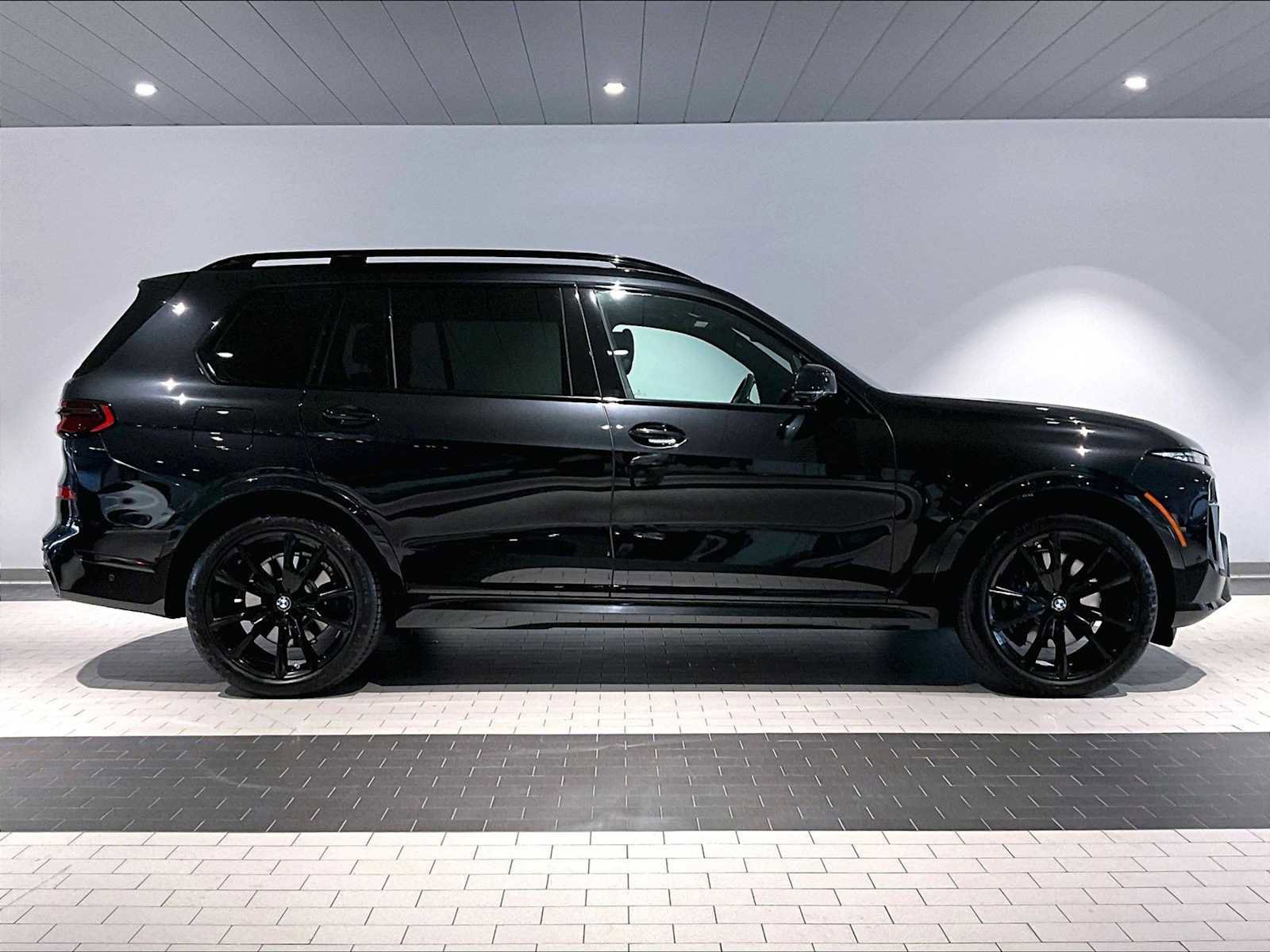 Used 2024 BMW X7 xDrive40i w/ M Sport Package image 11