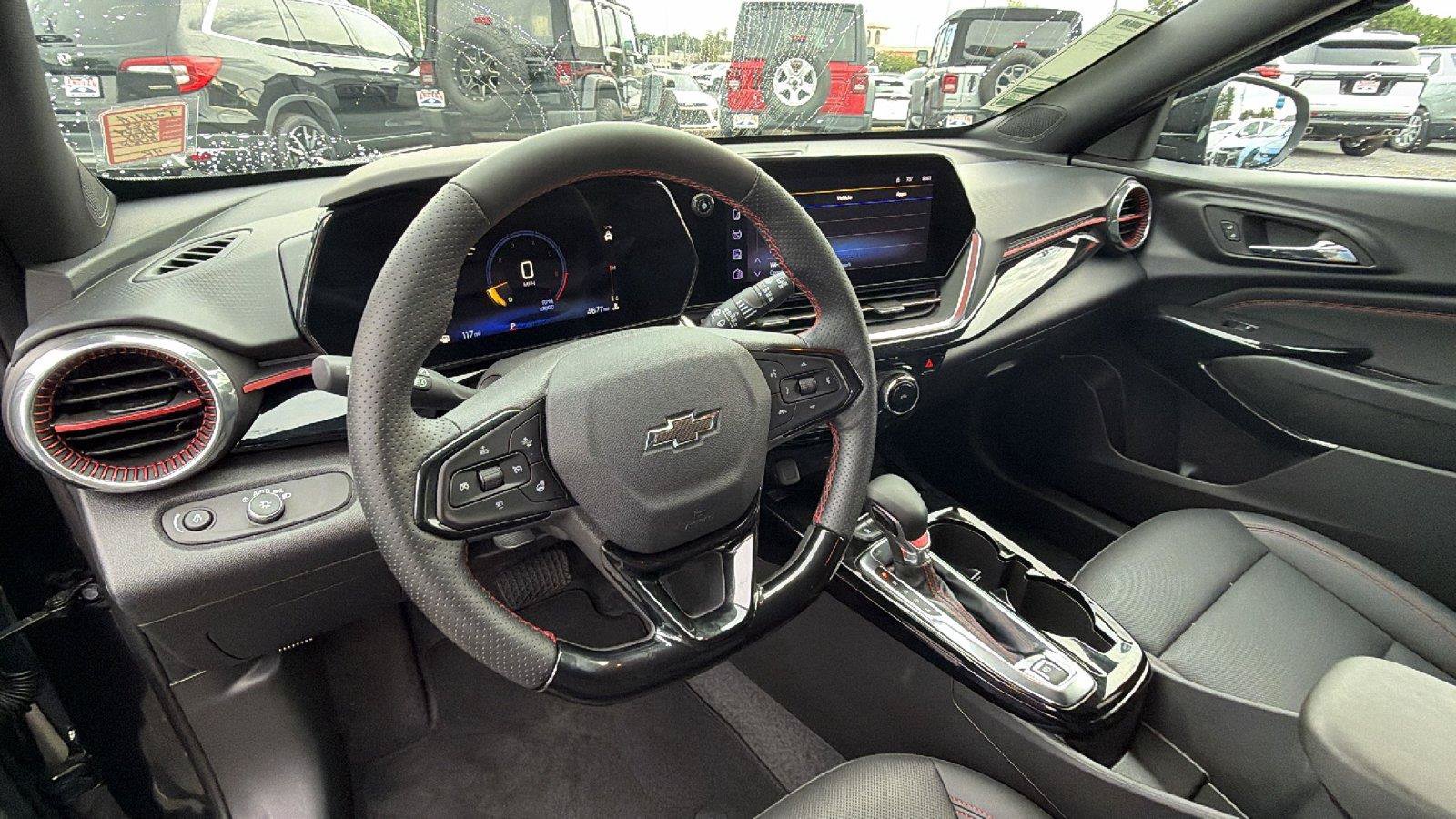 Used 2025 Chevrolet Trax RS w/ Sunroof Package FWD image 4