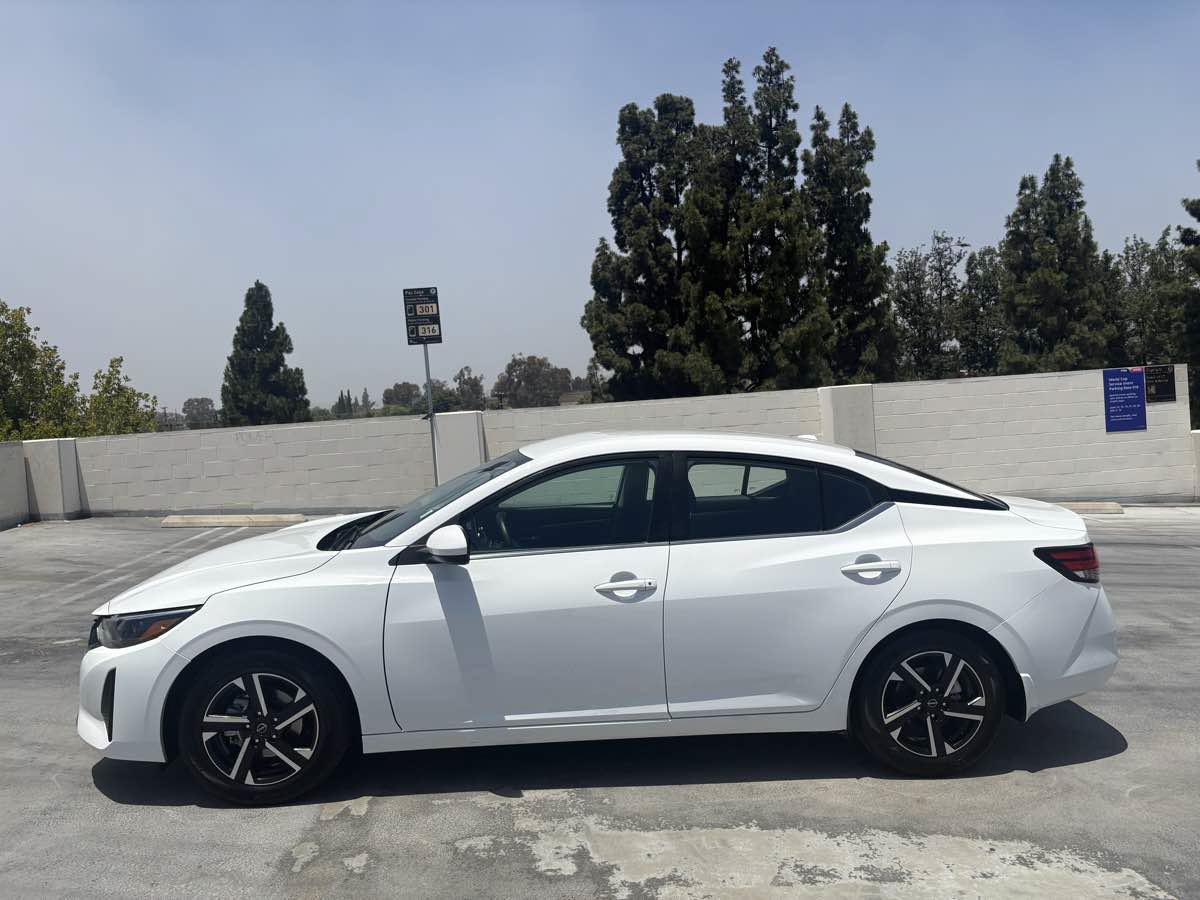 Used 2024 Nissan Sentra SV FWD image 8
