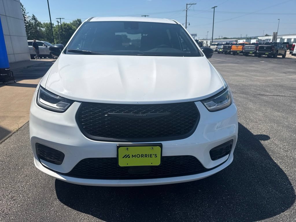 Used 2024 Chrysler Pacifica Limited FWD image 3