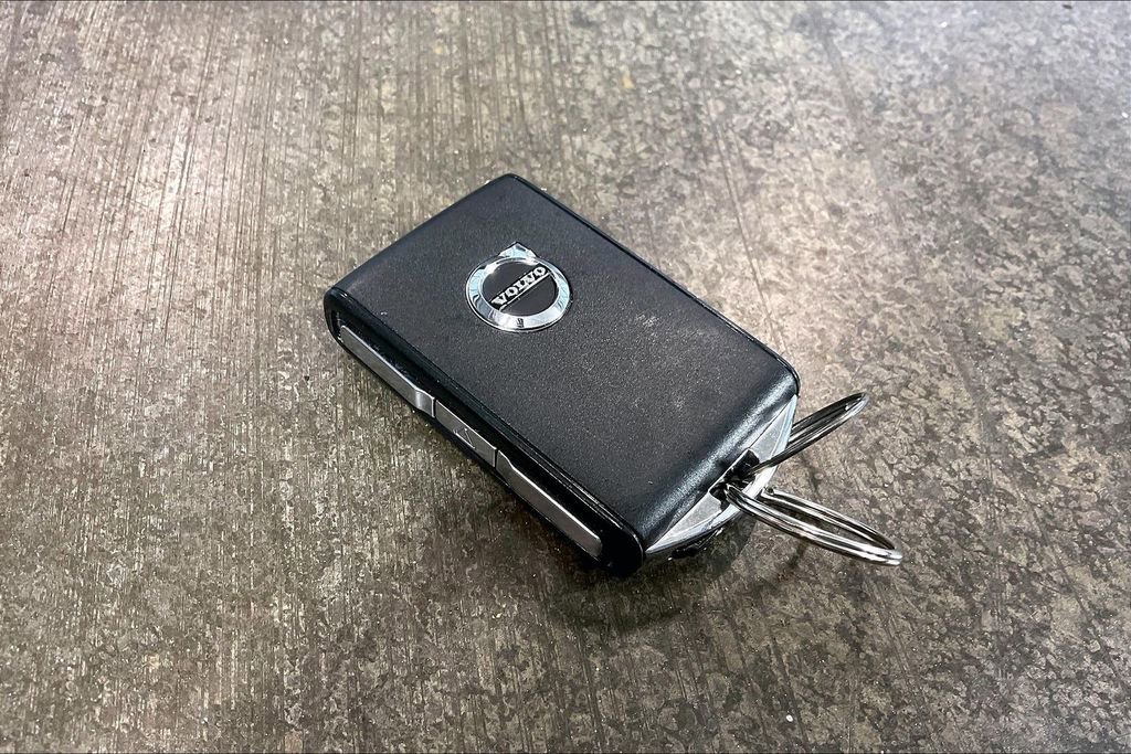 Used 2025 Volvo XC60 B5 Plus w/ Protection Package Premier image 11