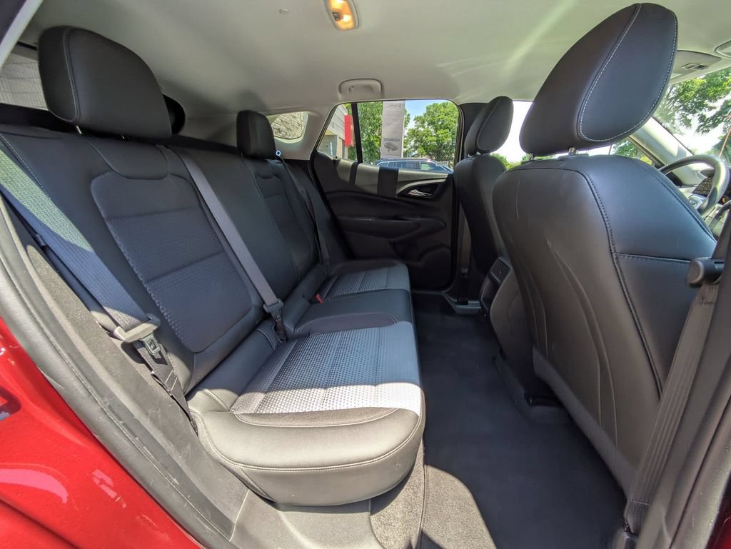 Used 2025 Chevrolet Trax LT w/ LT Convenience Package FWD image 29