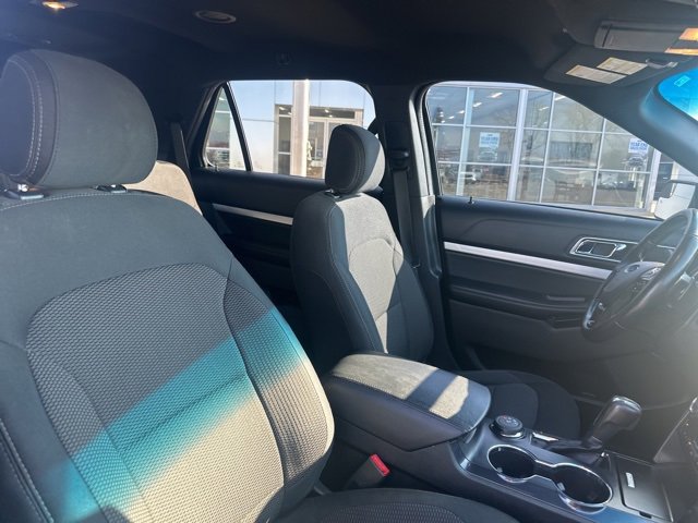 Used 2017 Ford Explorer XLT image 9