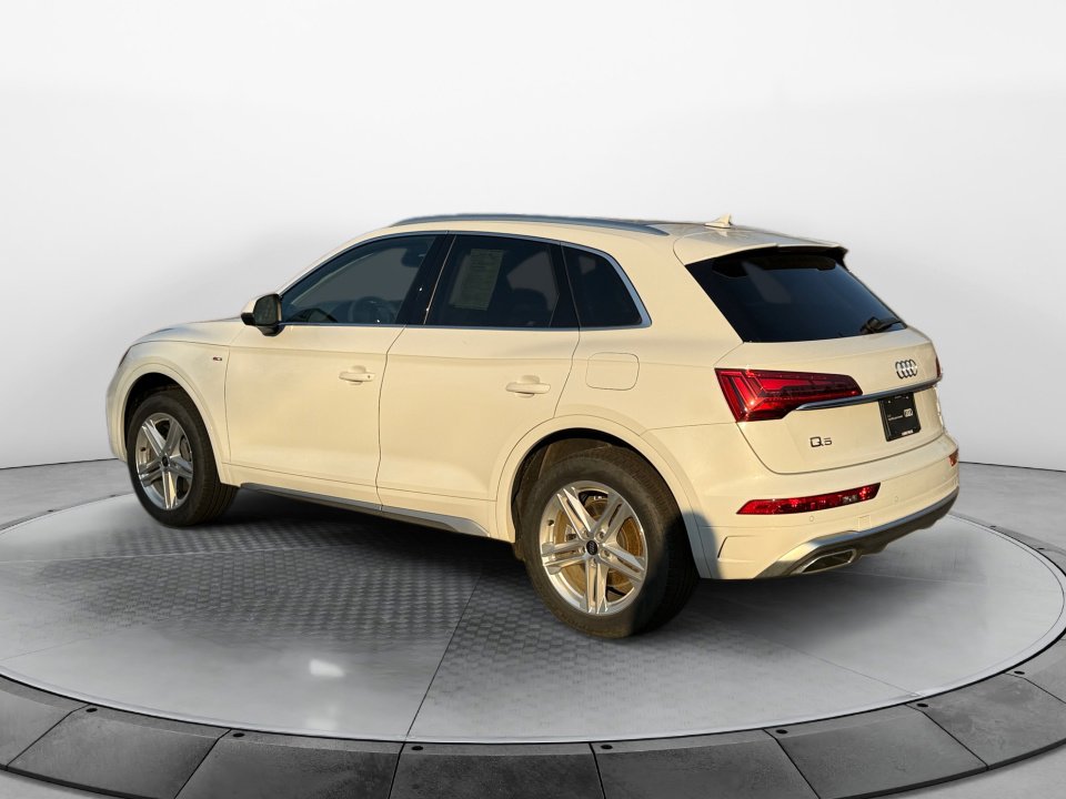 Used 2024 Audi Q5 e Premium w/ Convenience Package image 5