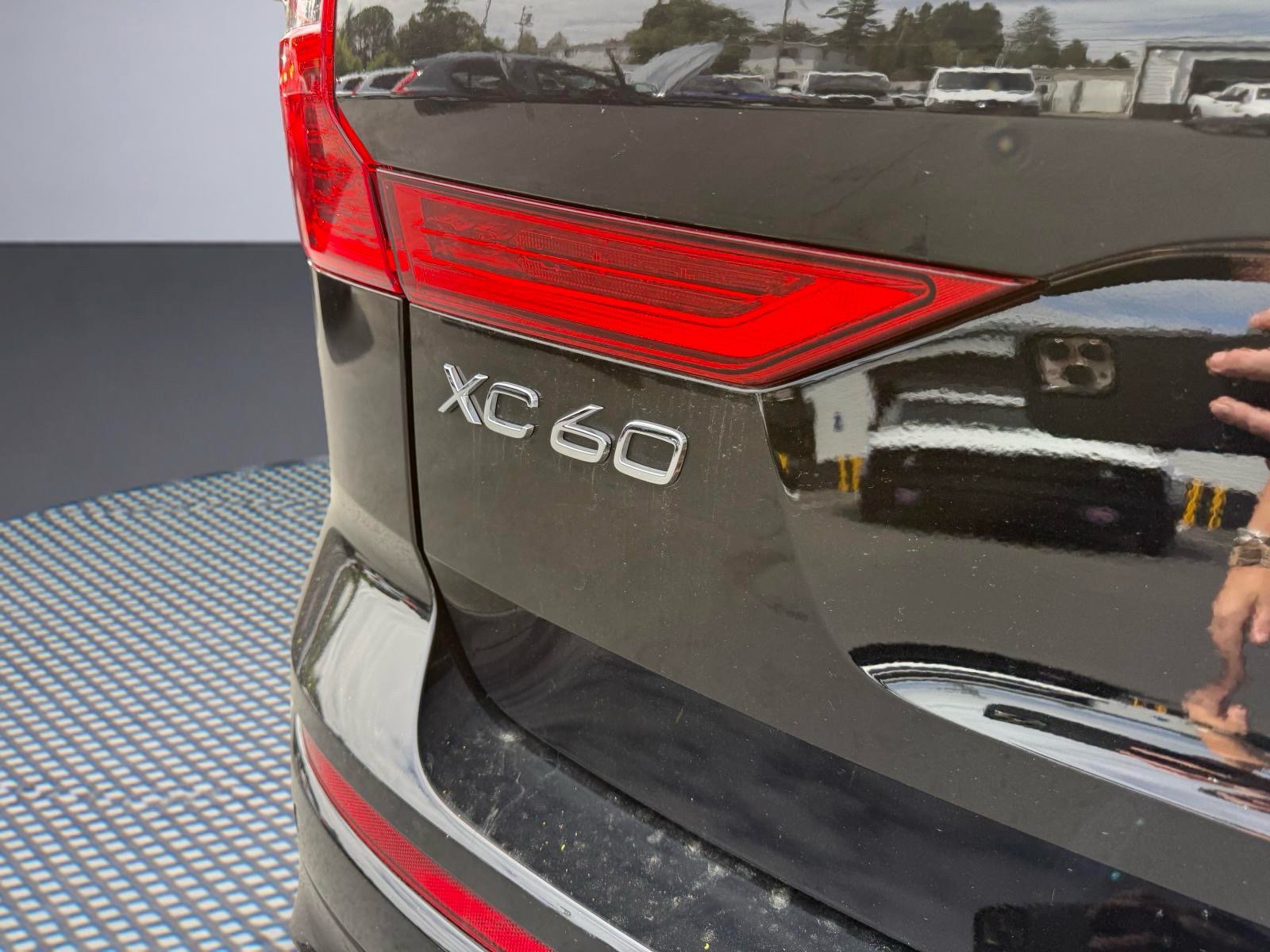 Used 2024 Volvo XC60 B5 Plus AWD/4WD image 6