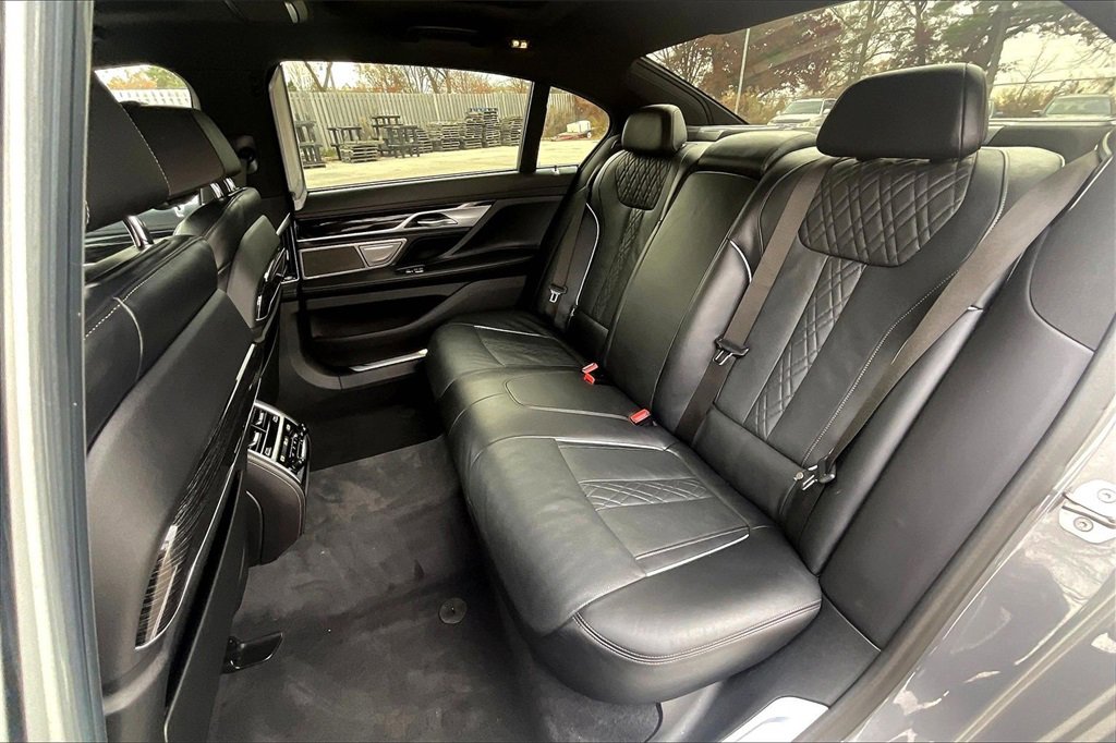 Used 2022 BMW 750i xDrive w/ Executive Package image 26