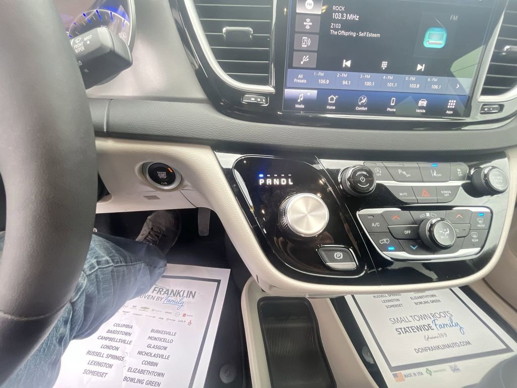 Used 2024 Chrysler Pacifica Touring-L image 11