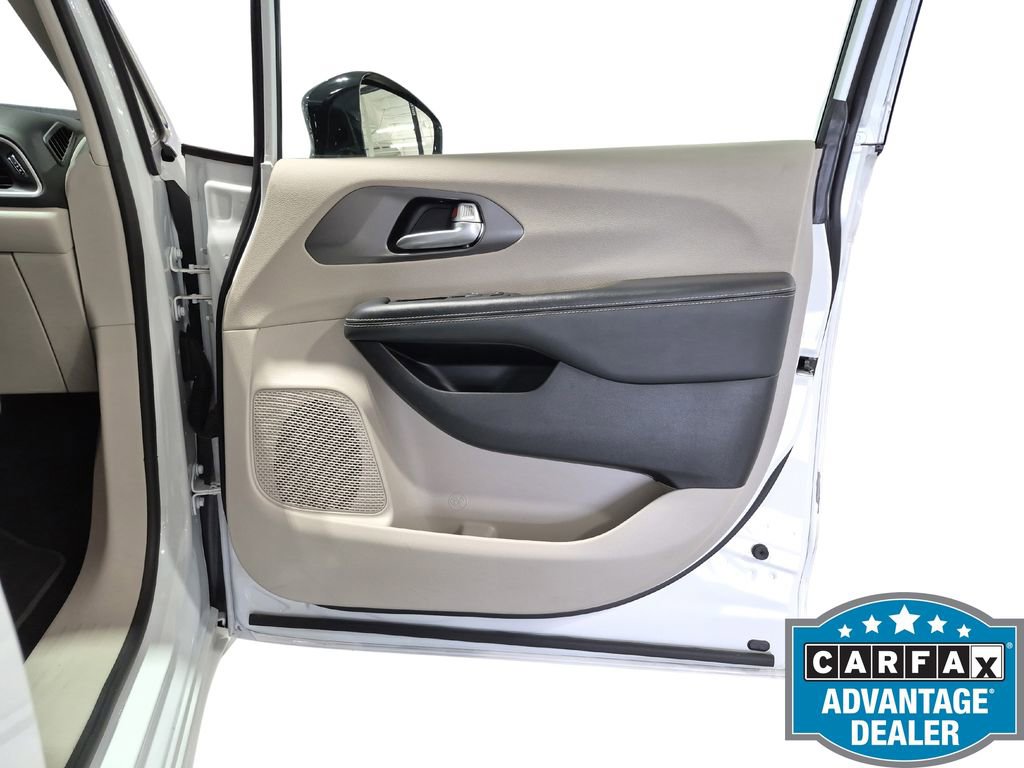 Used 2024 Chrysler Pacifica Touring-L FWD image 35