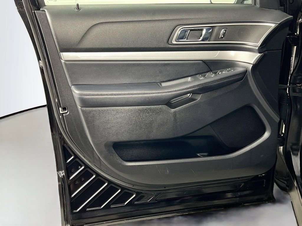 Used 2017 Ford Explorer XLT w/ Equipment Group 202A image 17