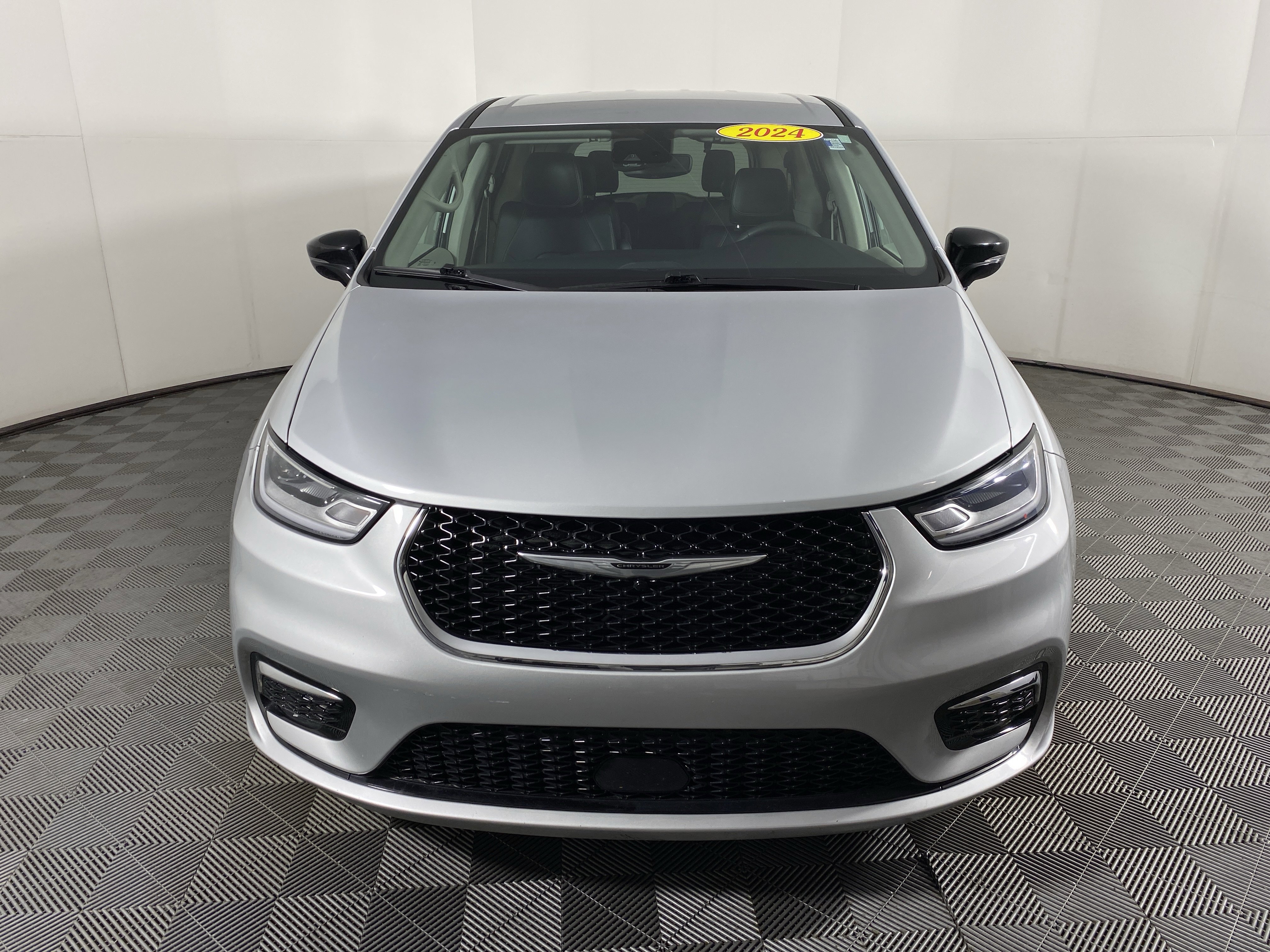 Used 2024 Chrysler Pacifica Touring-L image 11