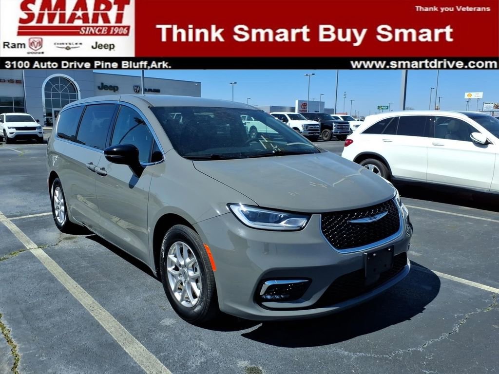 Used 2025 Chrysler Pacifica Select image 1