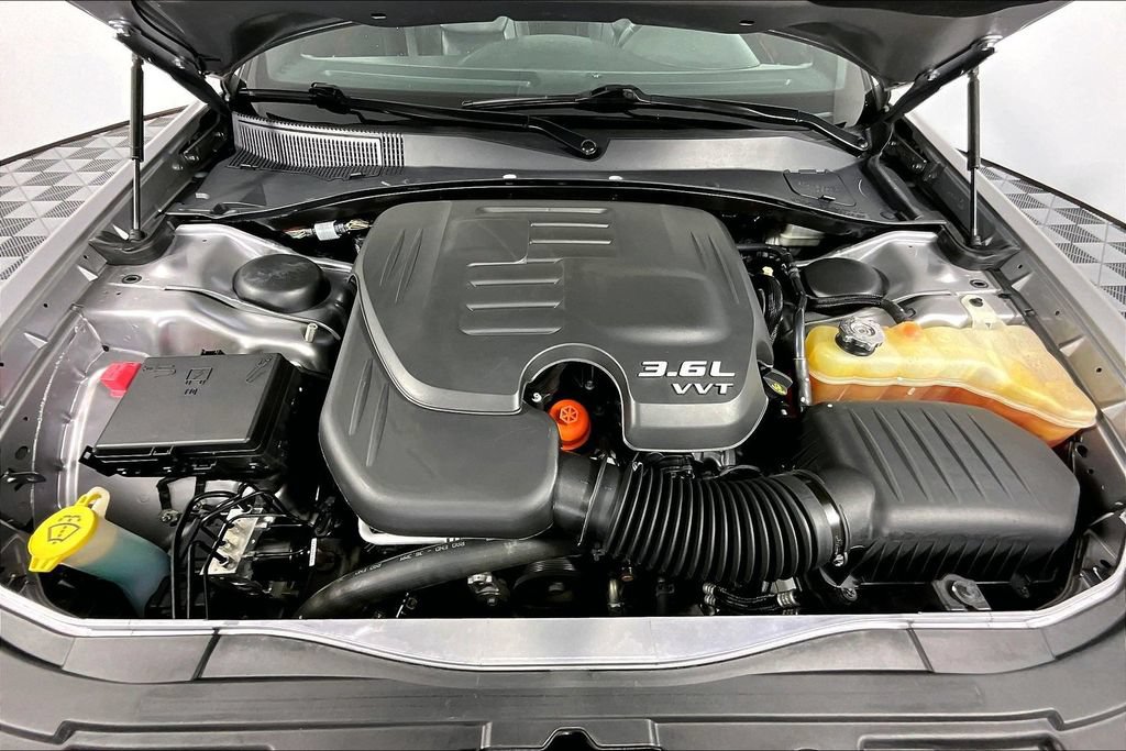Used 2014 Chrysler 300 w/ Driver Convenience Group RWD image 9