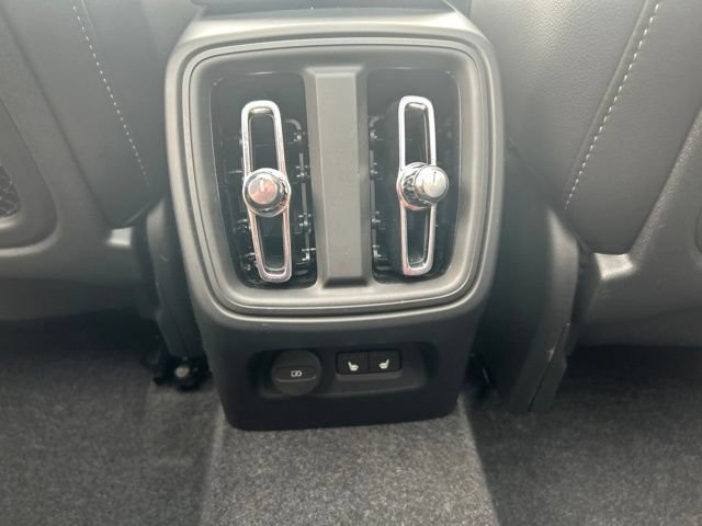 Certified 2025 Volvo XC40 B5 Core AWD/4WD image 18