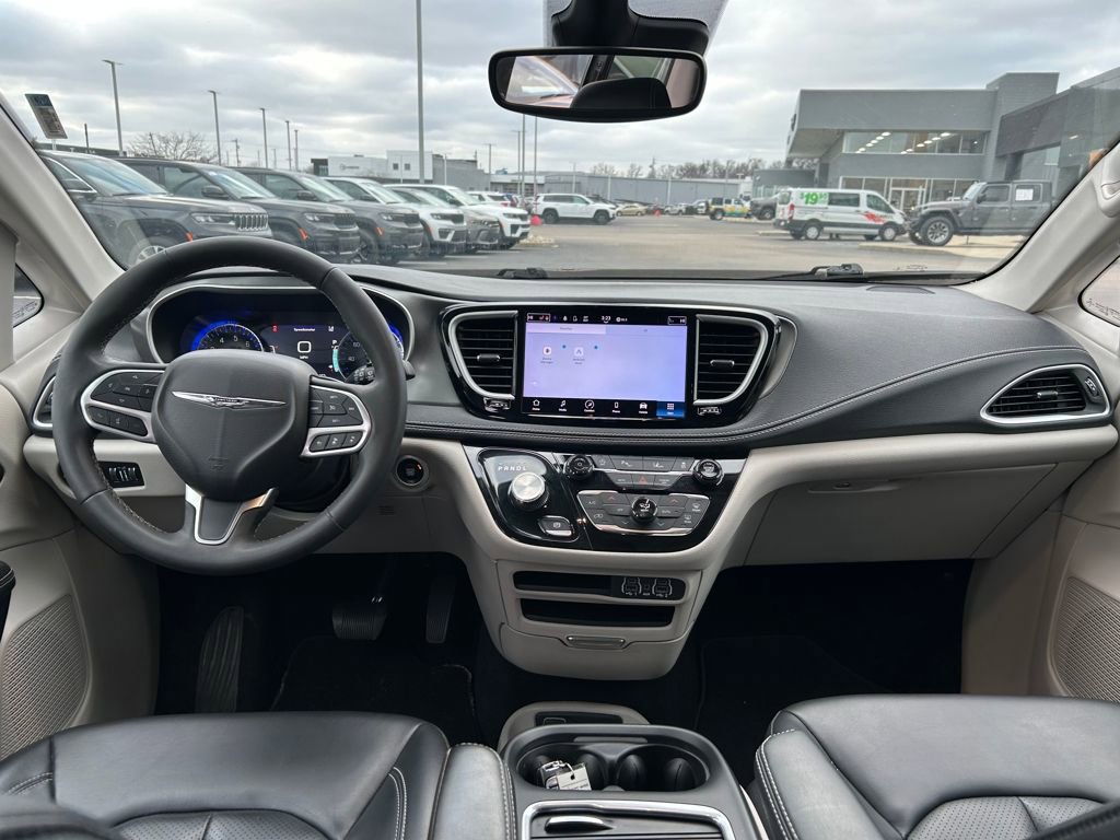 Certified 2023 Chrysler Pacifica Touring-L image 13