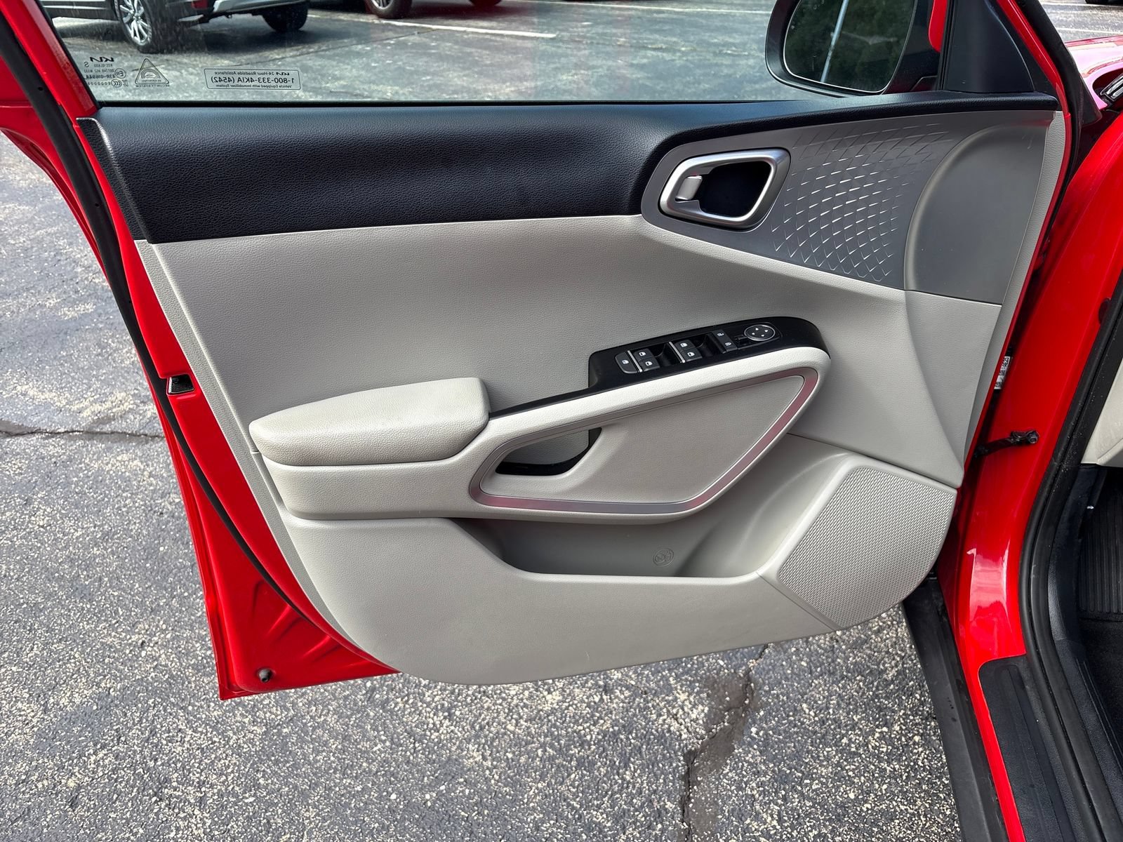 Used 2025 Kia Soul LX w/ LX Technology Package FWD image 10