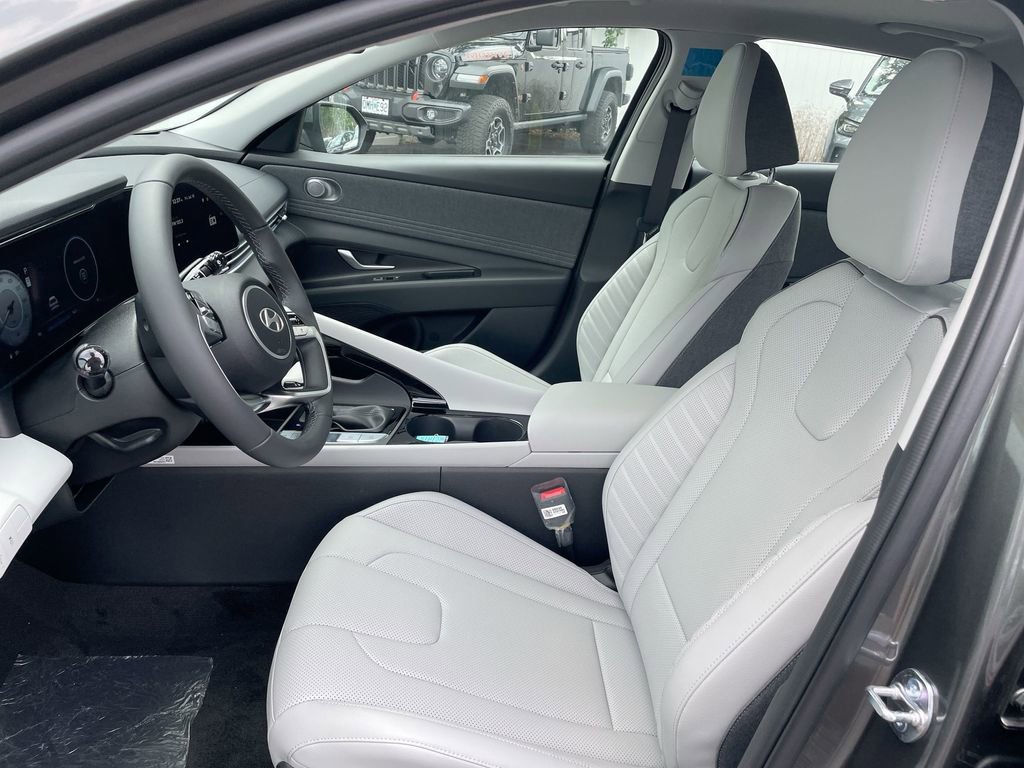 New 2025 Hyundai Elantra Limited image 36