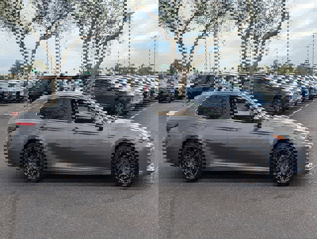 Used 2020 Toyota Camry SE w/ Blackout Package image 7