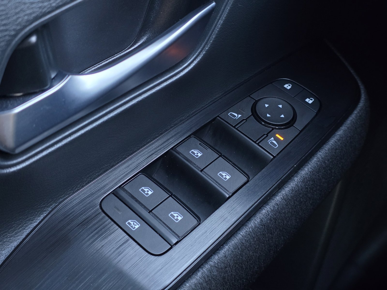 Certified 2025 Nissan Kicks SV image 24