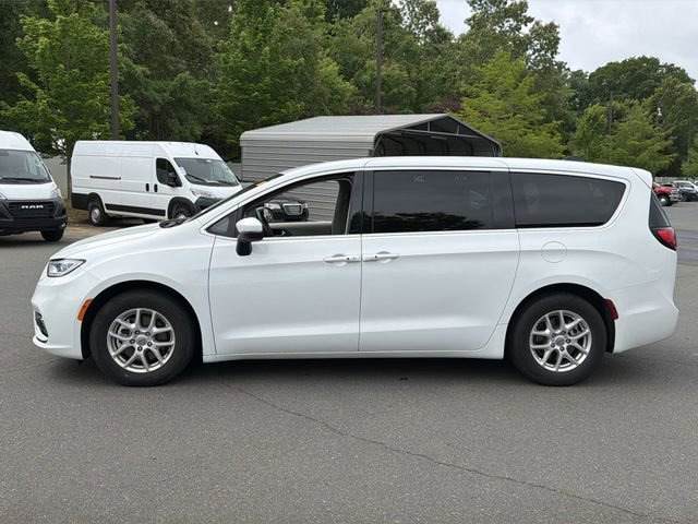 Used 2023 Chrysler Pacifica Touring-L FWD image 2