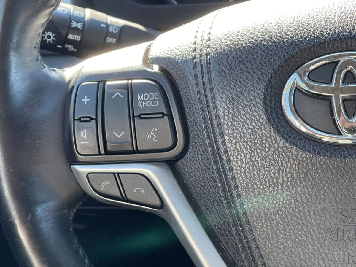 Used 2017 Toyota Highlander Limited Platinum FWD image 32