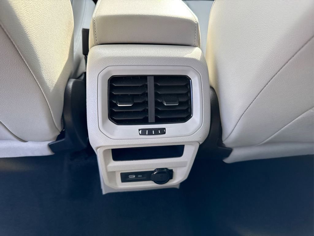 Used 2023 Volkswagen Tiguan SE R-Line image 33