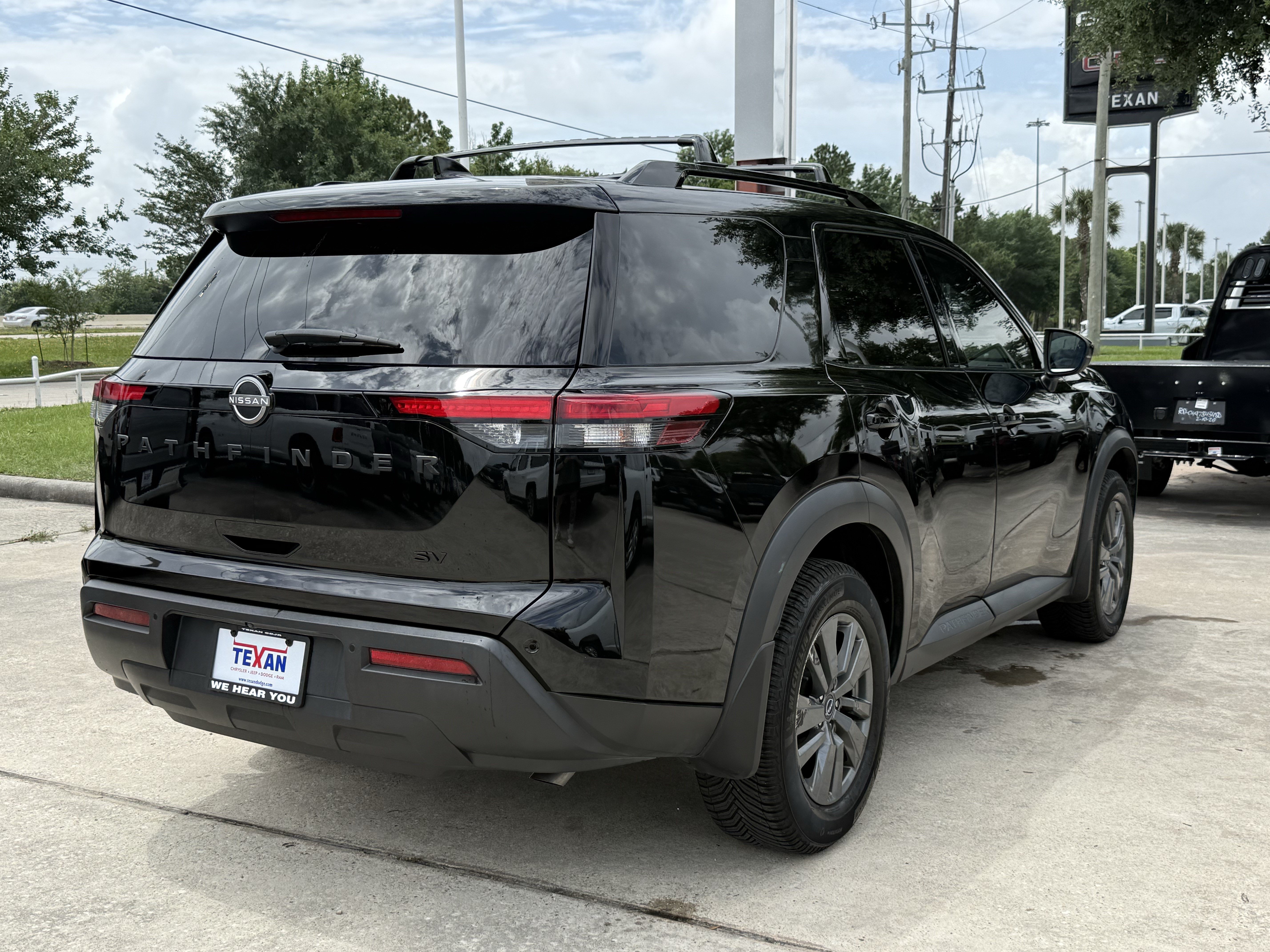Used 2024 Nissan Pathfinder SV w/ Black Appearance Package FWD image 5