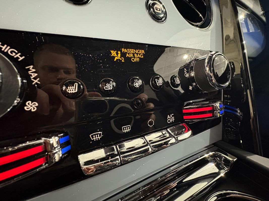 Used 2024 Rolls-Royce Cullinan Black Badge w/ Leather Finishing Pack image 25