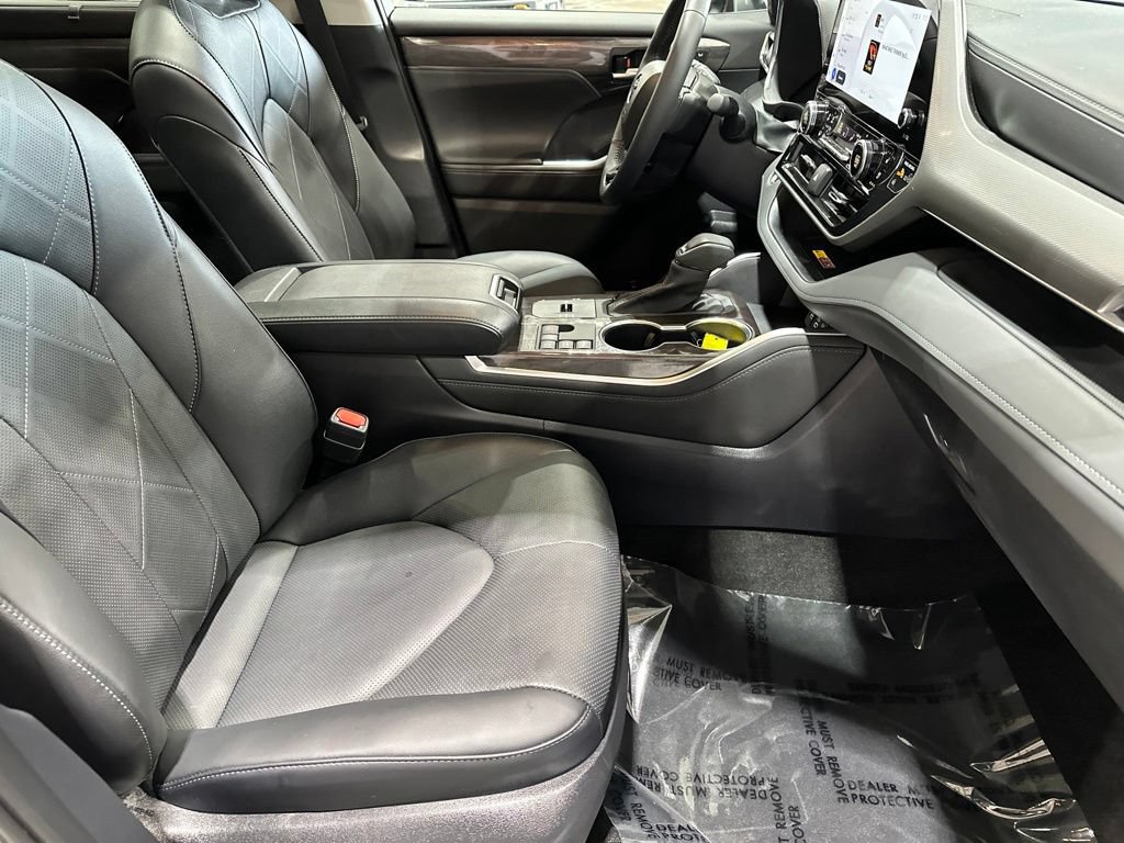 Certified 2026 Toyota Highlander Platinum AWD/4WD image 17