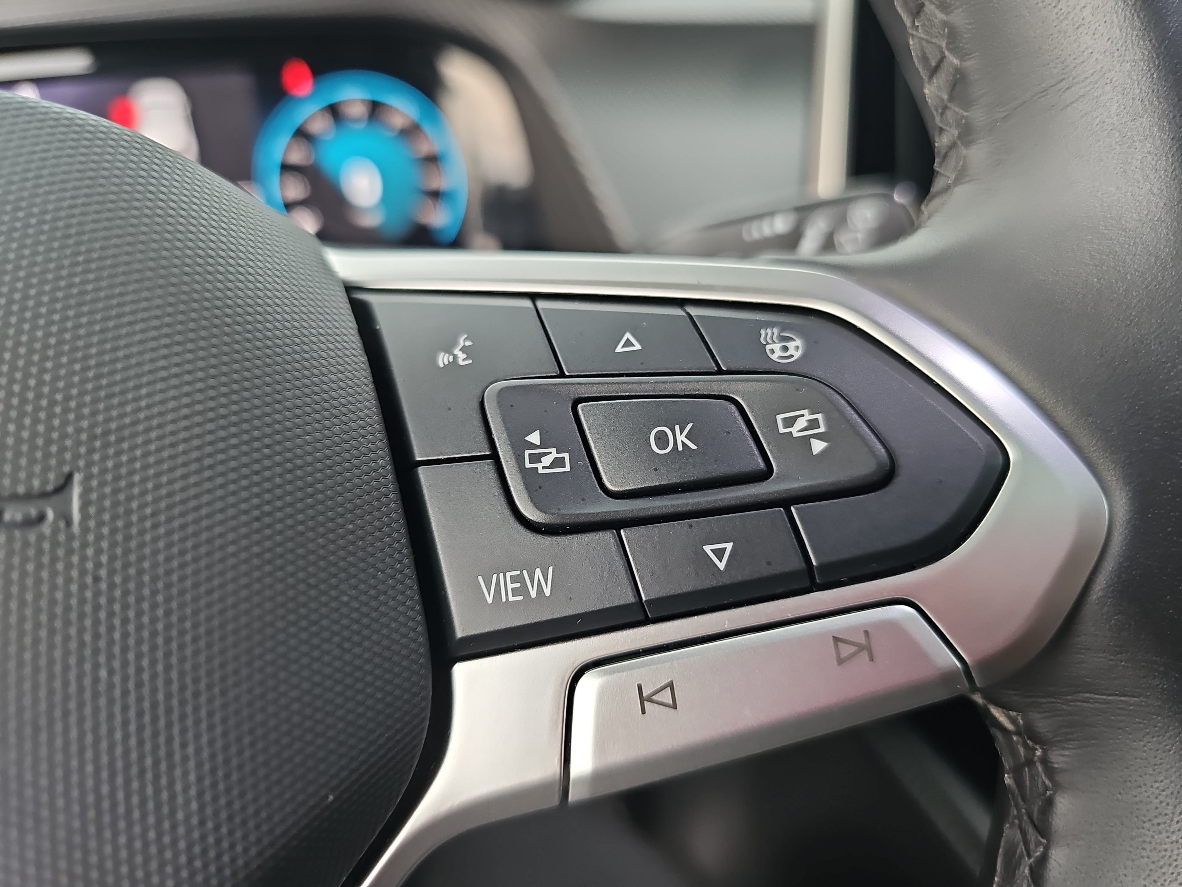 Used 2025 Volkswagen Atlas Cross Sport SEL R-Line AWD/4WD image 18