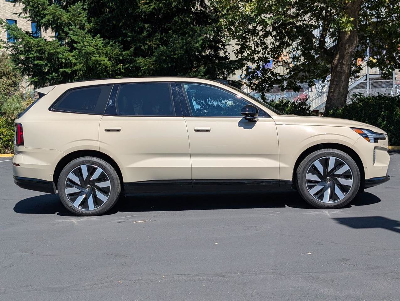 Used 2025 Volvo EX90 Ultra AWD/4WD image 8