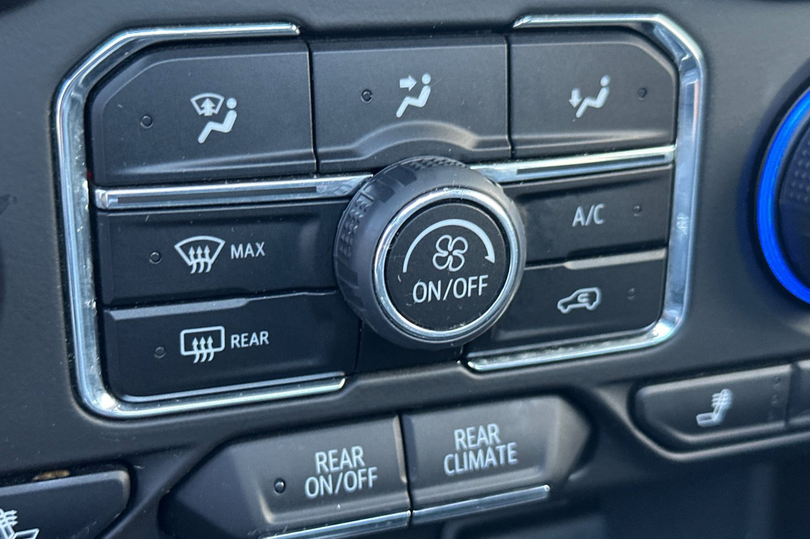 Used 2024 Chevrolet Suburban Z71 image 32