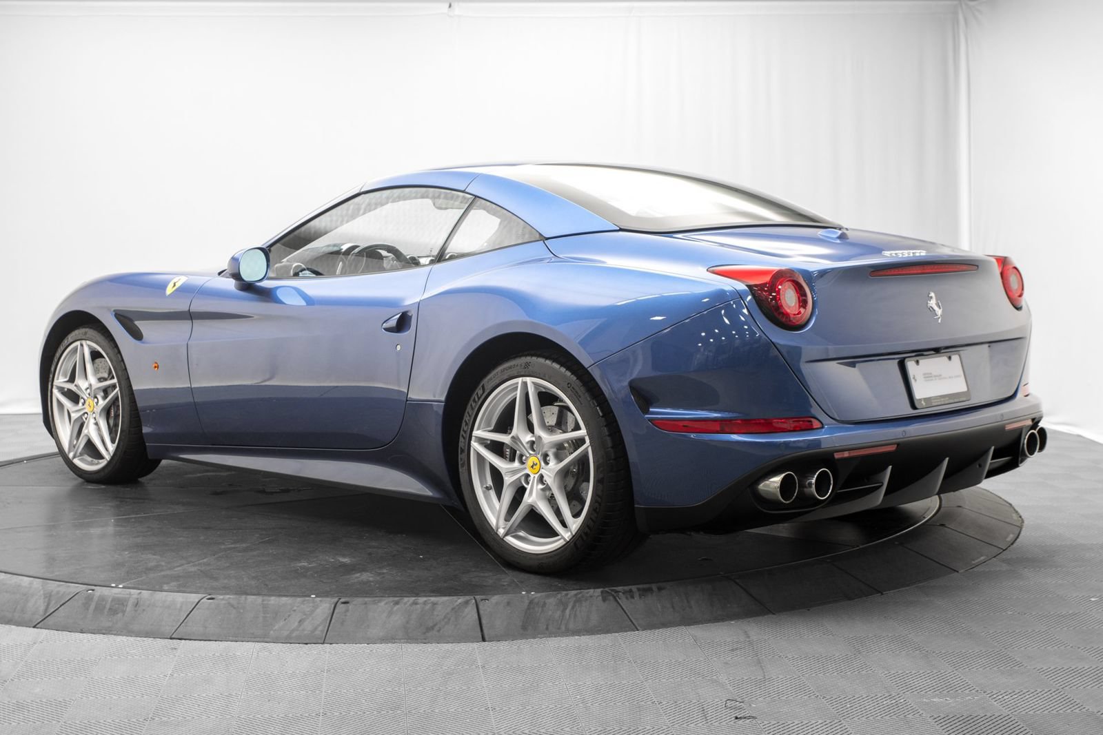 Used 2016 Ferrari California T RWD image 13