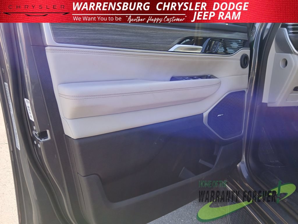 Used 2024 Jeep Wagoneer L Series II w/ Flexible Seating Group AWD/4WD image 12