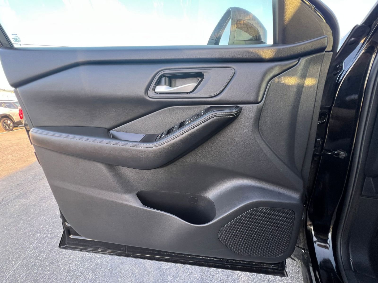 Used 2025 Nissan Rogue SV AWD/4WD image 18