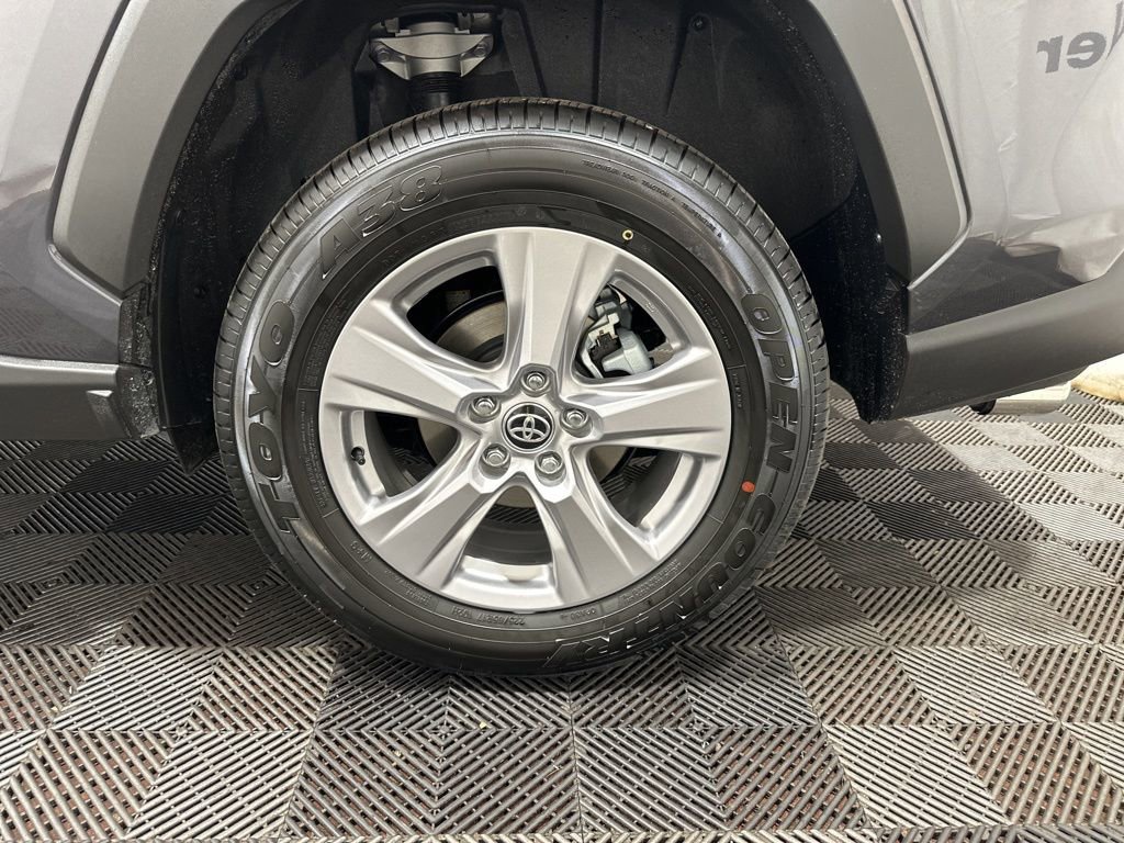 Used 2025 Toyota RAV4 XLE image 31