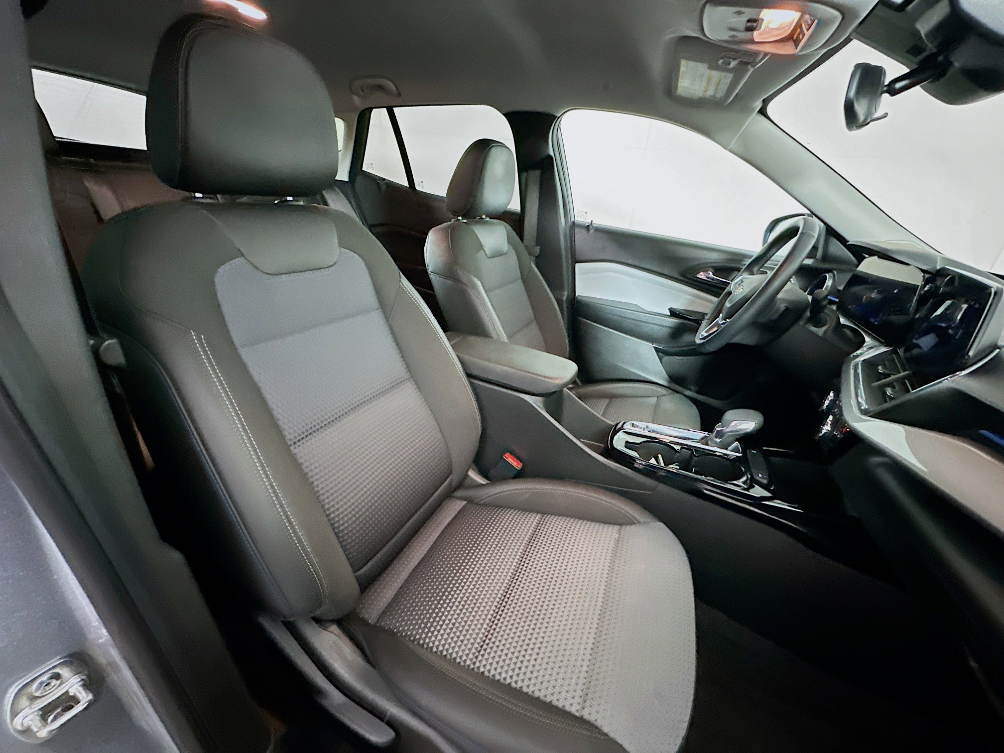 Used 2025 Chevrolet Trax LT w/ LT Convenience Package image 28